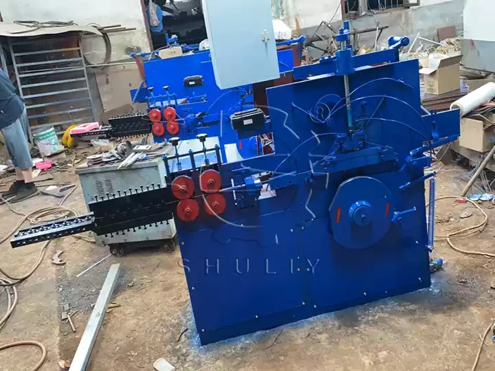 machine à fabriquer des cintres en métal