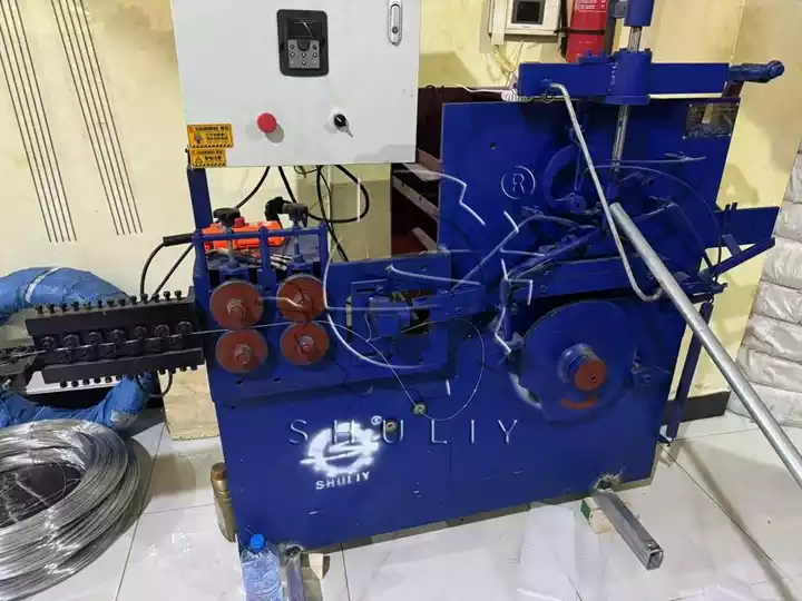 machine à fabriquer des cintres en fil de fer