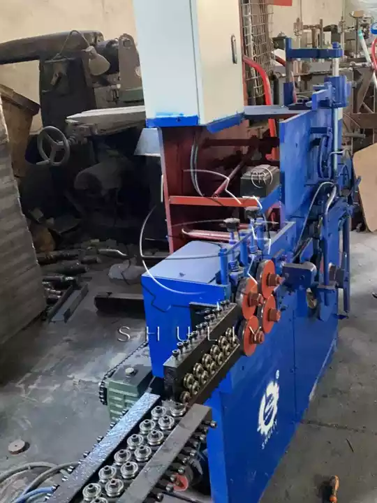 machine à fabriquer des cintres en métal