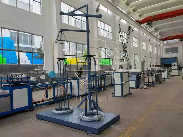 Équipement de revêtement plastique pour cintres en fil