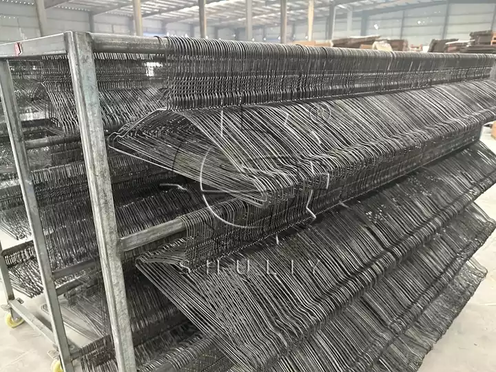 Die schnelle Amortisation der Hängemaschine profitiert hauptsächlich von niedrigen Gesamtkosten und stabiler hoher Produktionseffizienz. Shuliy hat die Hängemaschinen auf energiesparende Designs umgerüstet, um den täglichen Stromverbrauch zu senken.